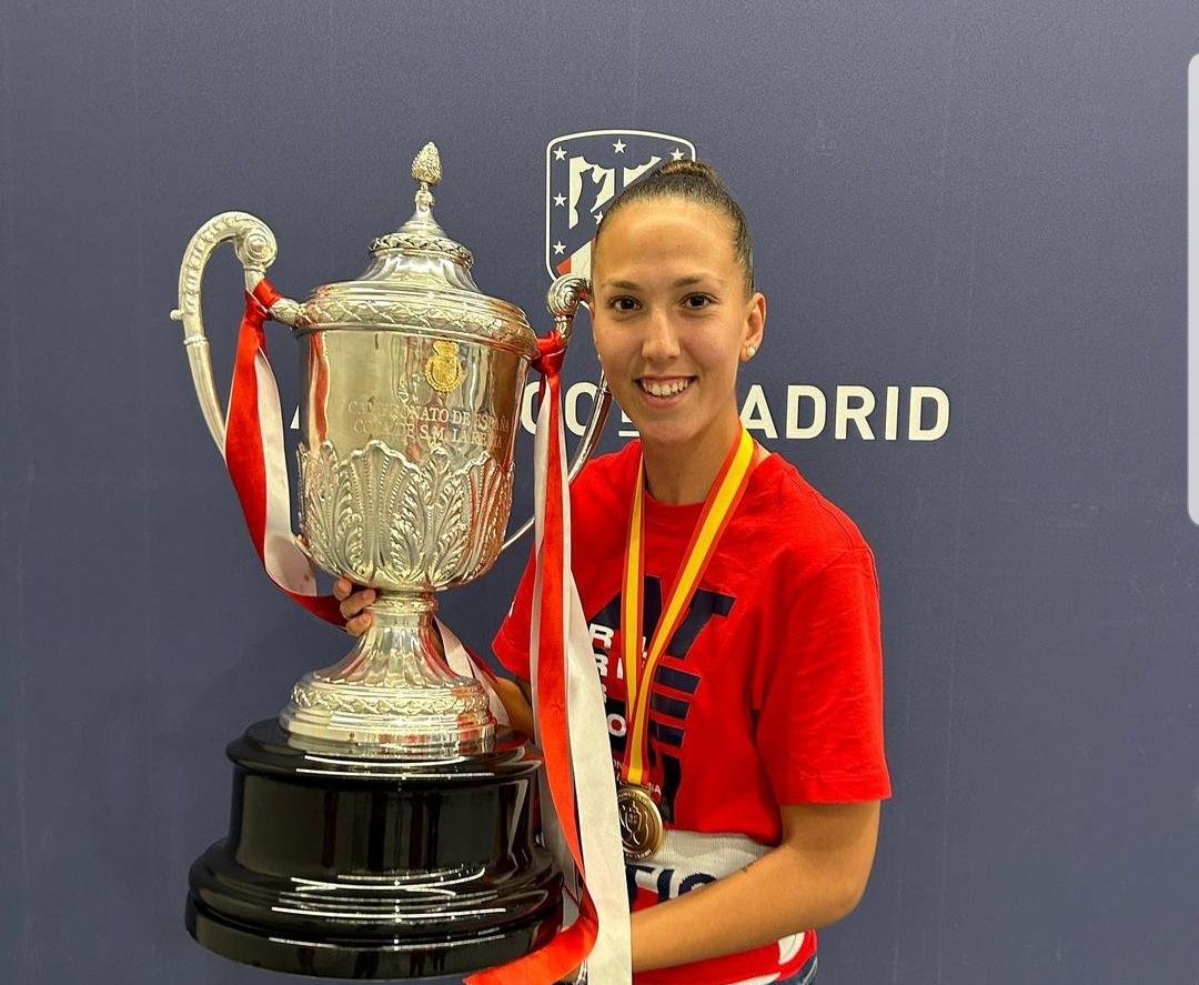 Cinta Rodríguez junto con la Copa de la Reina que levantó en la temporada 2022-23. Fuente: Instagram oficial de Cinta Rodríguez
