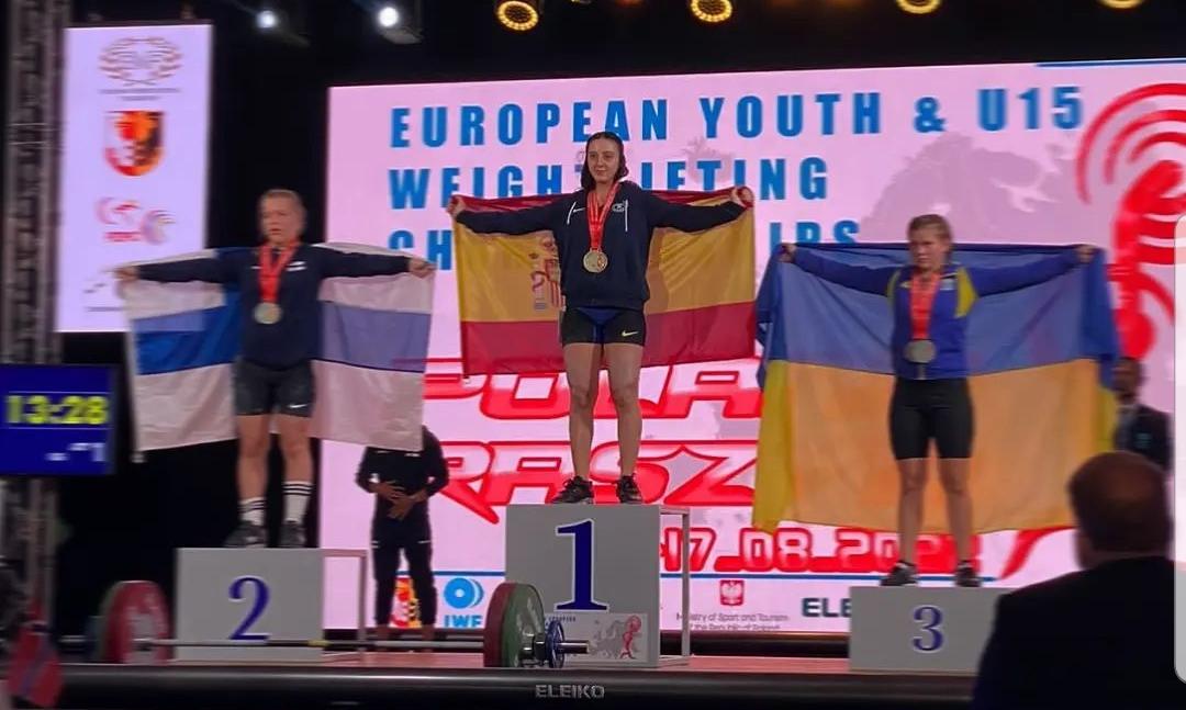 Athenea Santana tras ganar el Campeonato del Mundo de Halterofilia sub15 en 2022. Fuente: imagen de archivo