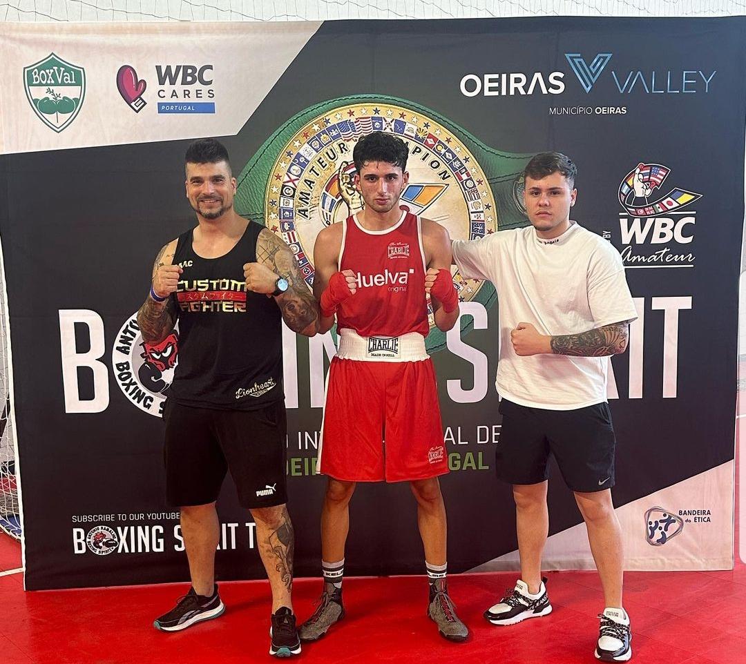 Isaac junto al boxeador Gabriel Gómez en un evento de Portugal. Fuente: Club Lionheart Boxing