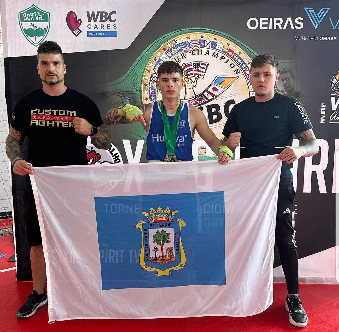 Isaac Gómez junto al boxeador amateur Isra Moriña tras llevarse la medalla de Oro del WBC Amateur Boxing en la categoría Joven -60 kg. Fuente: Instagram del Club Lionheart Boxing