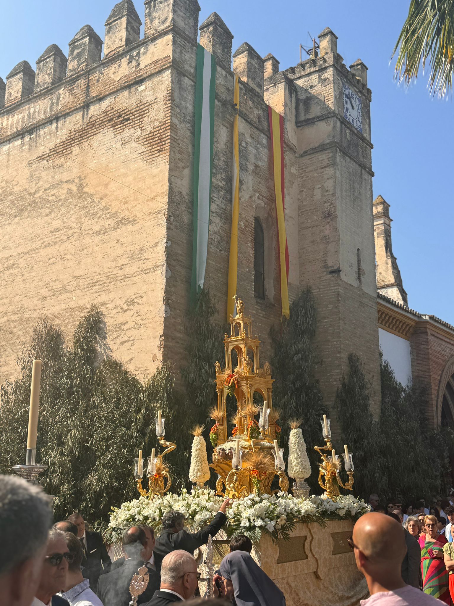 El Corpus 2024 de Hinojos concentra a un gran número de personas. Fuente: Imagen de archivo