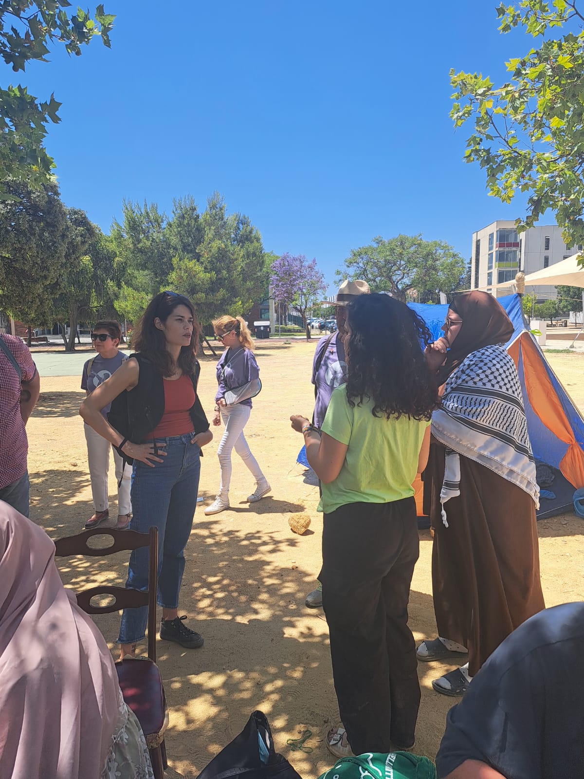 Isa Serra visitando la acampada de apoyo a Palestina