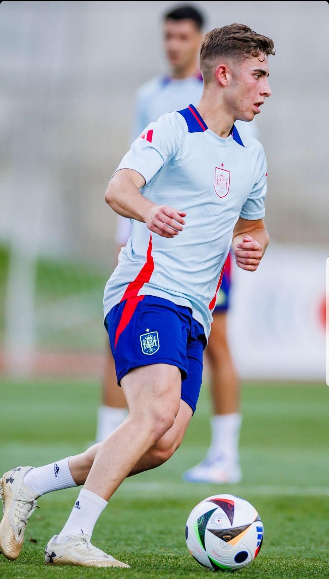 Fermín López durante uno de los entrenamientos en Las Rozas durante la concentración con España. Fuente: Instagram oficial de Fermín López