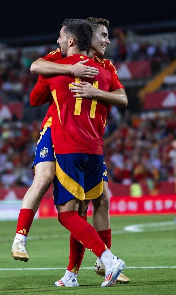 El campillero se abraza con su compañero de equipo, Ferrán Torres, tras darle un gran pase de gol. Fuente: Instagram oficial de Ferrán Torres