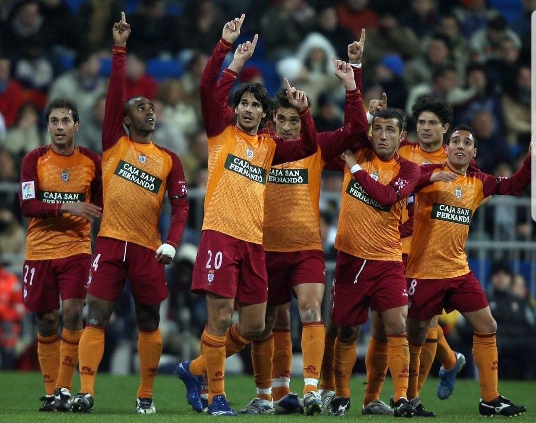 Cazorla en el Recre durante la victoria por 0-3 en el Estadio Santiago Bernabéu, celebrando uno de los tantos recordando a los aficionados recreativistas que perdieron la vida en aquel fatídico accidente. Fuente: Instagram oficial del Recreativo de Huelva