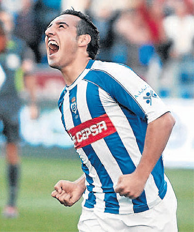 Santi Cazorla celebrando uno de los cuatro goles que marcó durante su etapa en el Decano. Fuente: Twitter oficial del Recreativo de Huelva