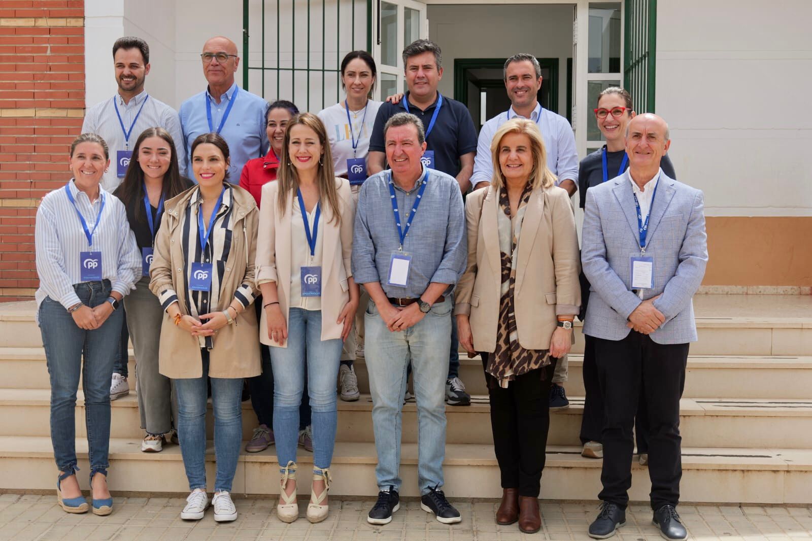 Numerosos cargos del partido han acompañado a Gónzalez a ejercer su derecho al voto.