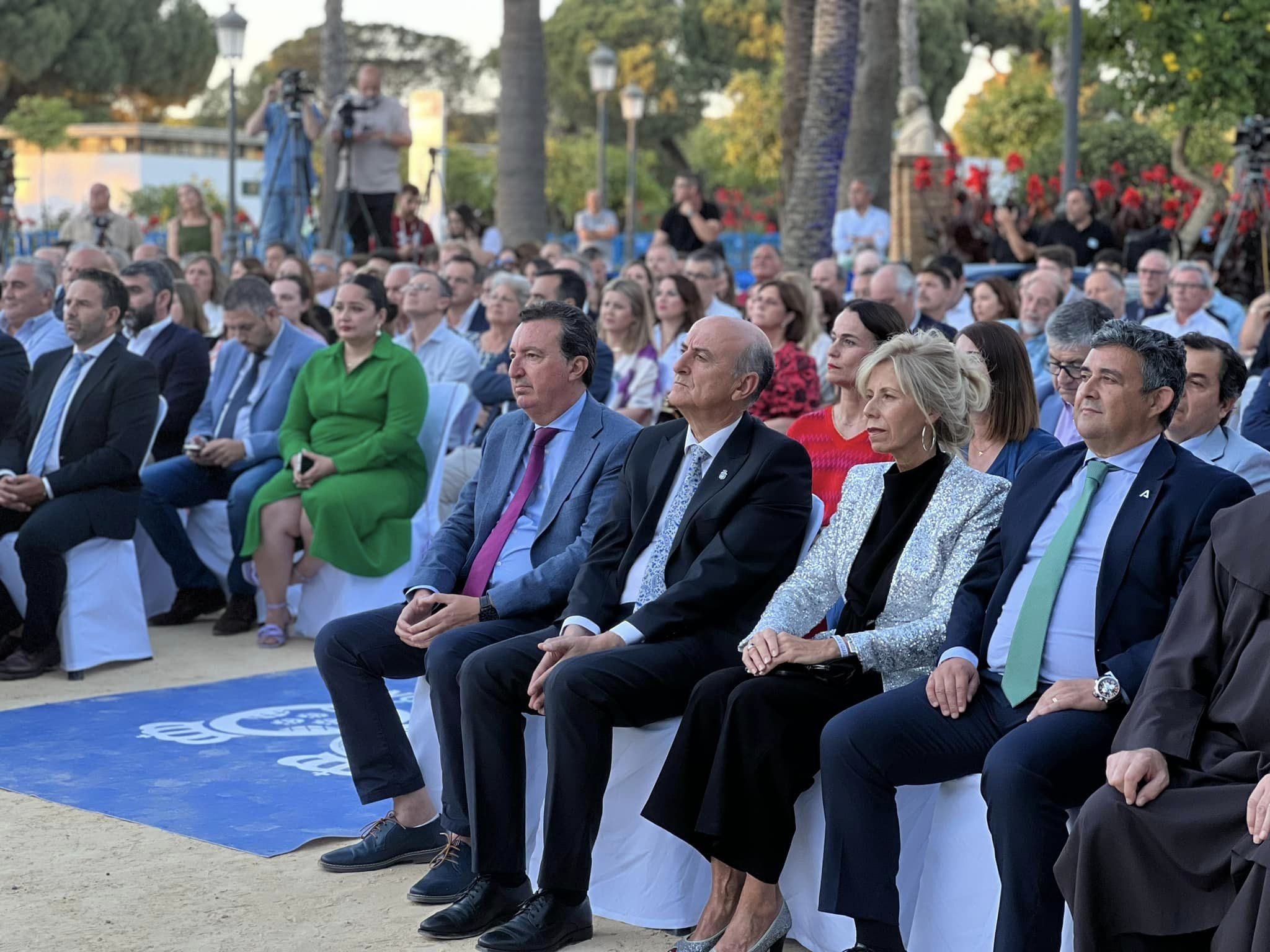 Imagen de representantes institucionales en el acto