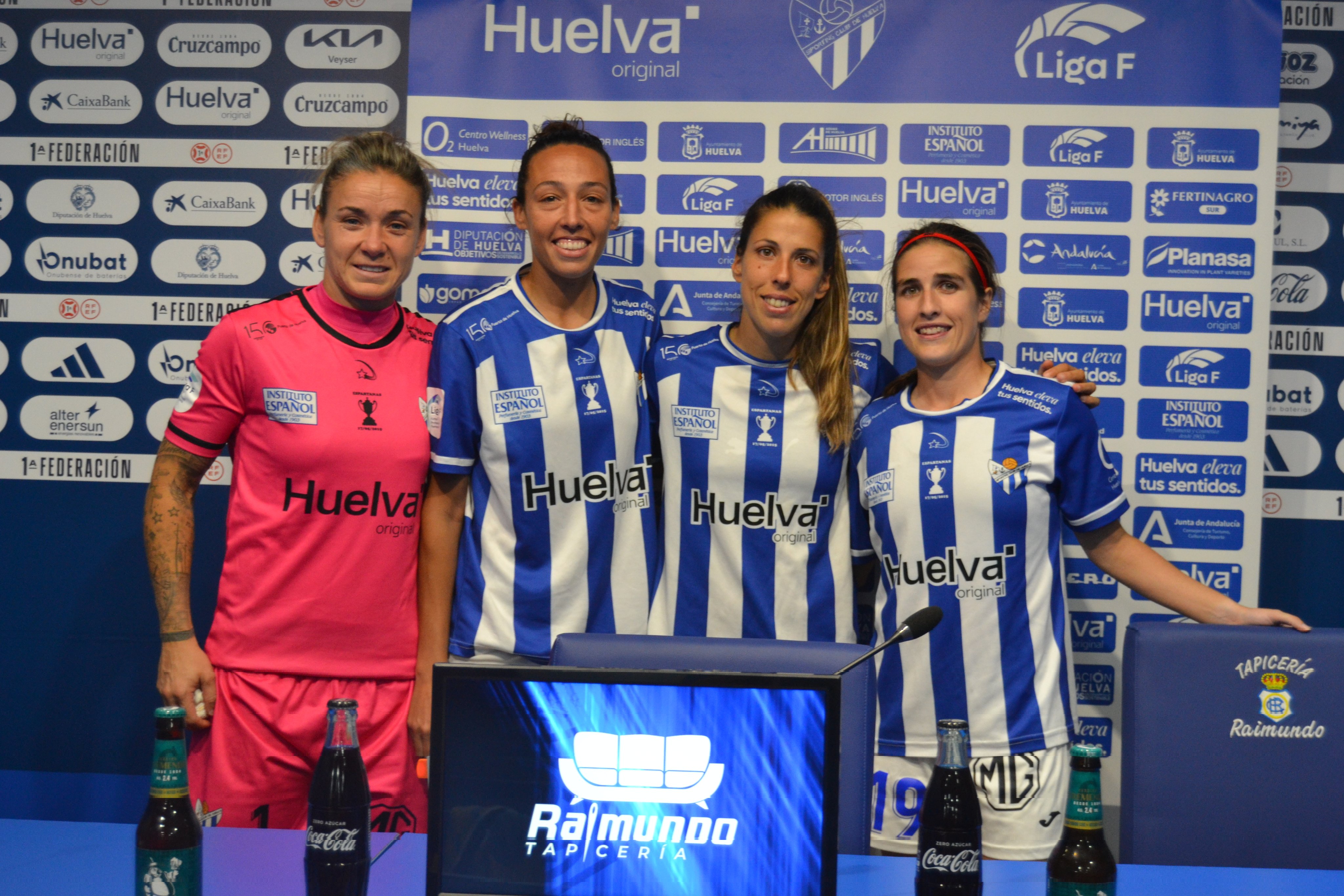 Despedida de Chelsea, Sandra Castelló, Patri Ojeda y Paula Romero. Fuente: Twitter oficial del Sporting de Huelva
