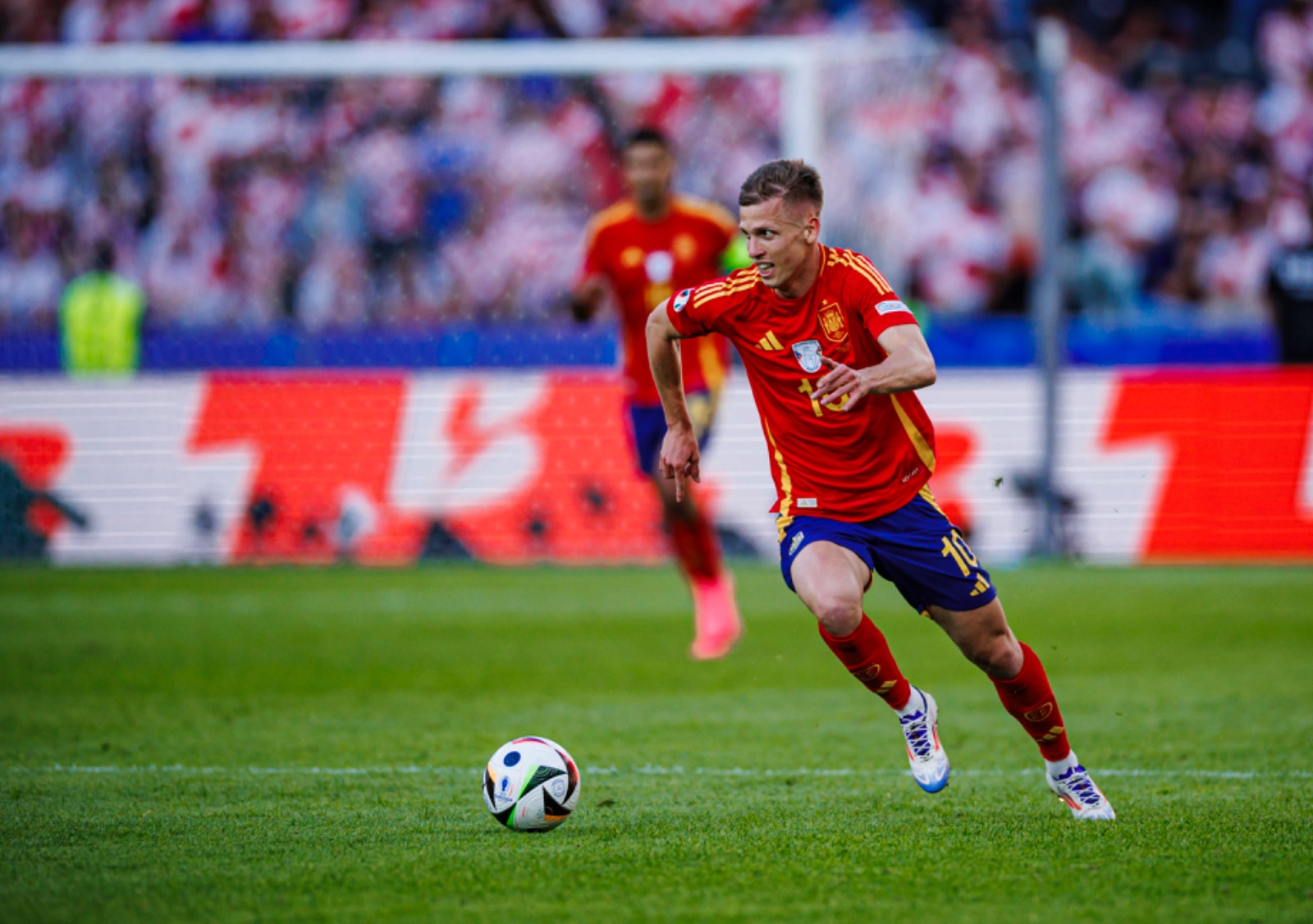 Dani Olmo disputó unos minutos en su regreso con España, tras superar unas molestias físicas. Fuente: Twitter oficial FEF