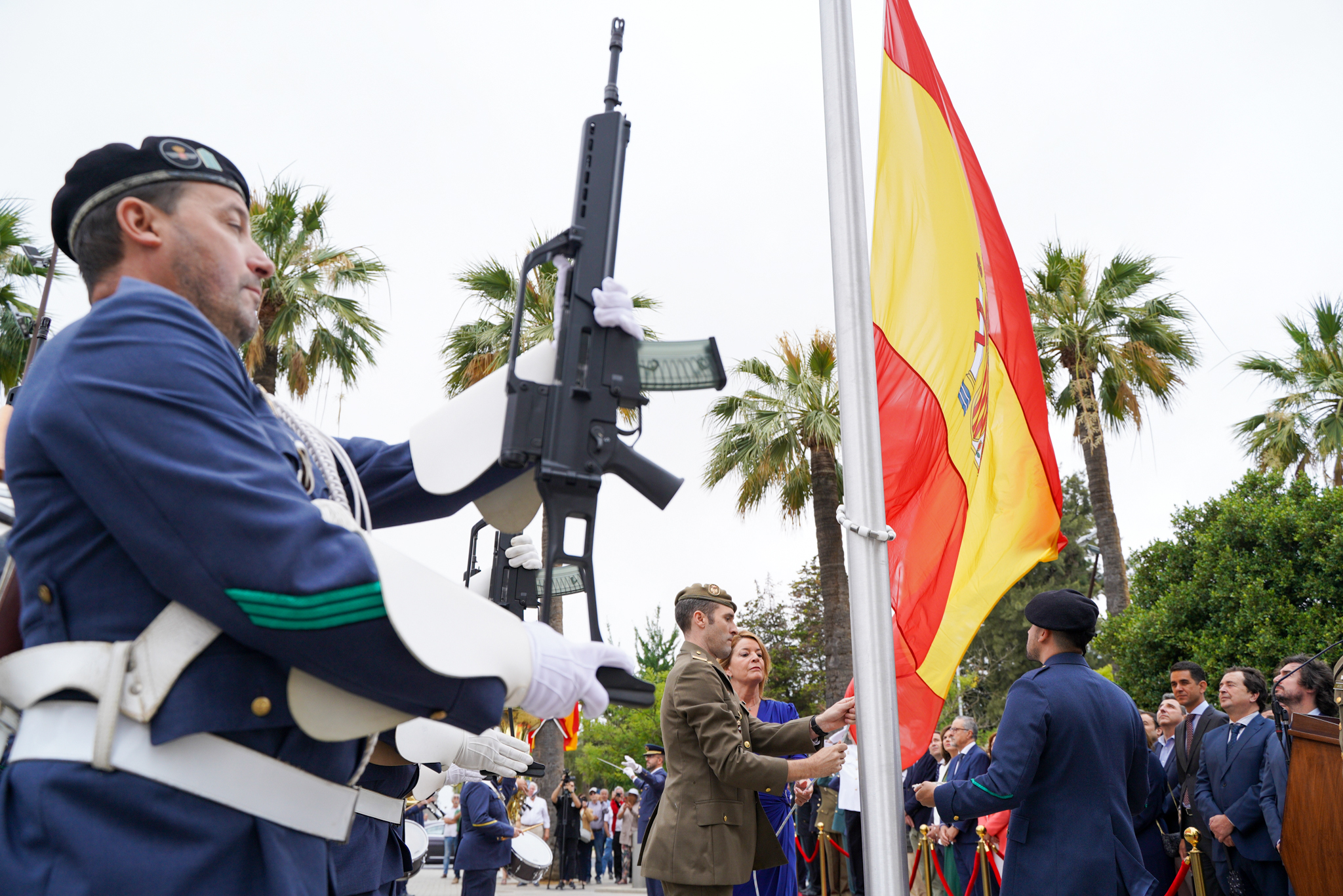 Izado de la bandera.