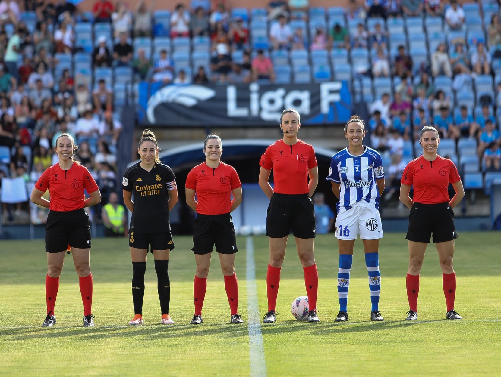 Sandra Castelló, eterna capitana con 240 partidos en una década en el Sporting de Huelva, en su último partido con las esperatanas contra el Real Madrid Femenino capitaneado por la sevillana, Olga Carmona. Fuente: Twitter oficial del Sporting de Huelva