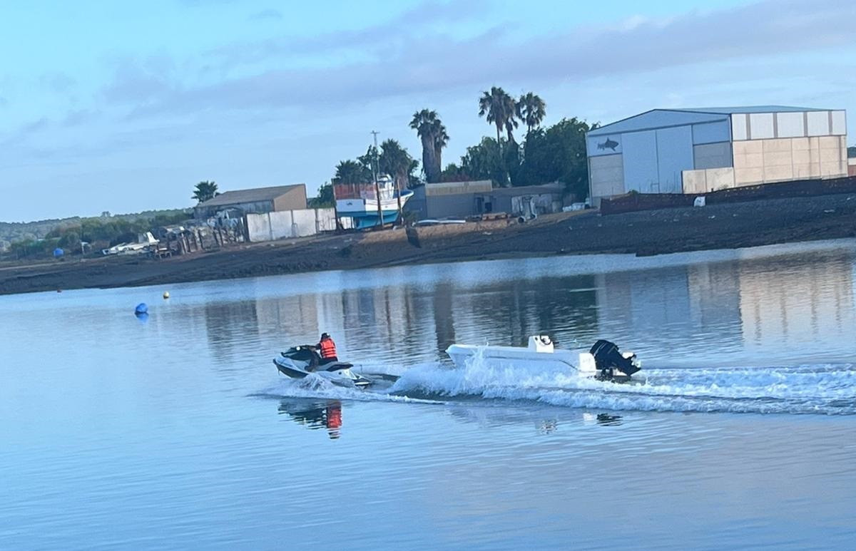 Lancha en la ría Carreras