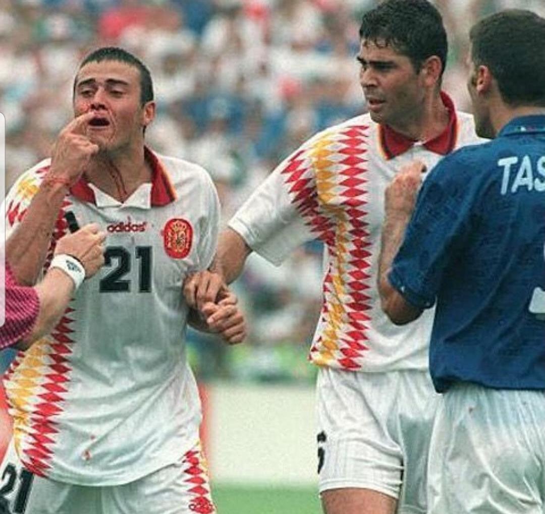 Luis Enrique, Fernando Hierro y Tassotti en el encuentro del Mundial 1994, cuando Italia venció a España. Fuente: Instagram de Nostalgia Fútbol