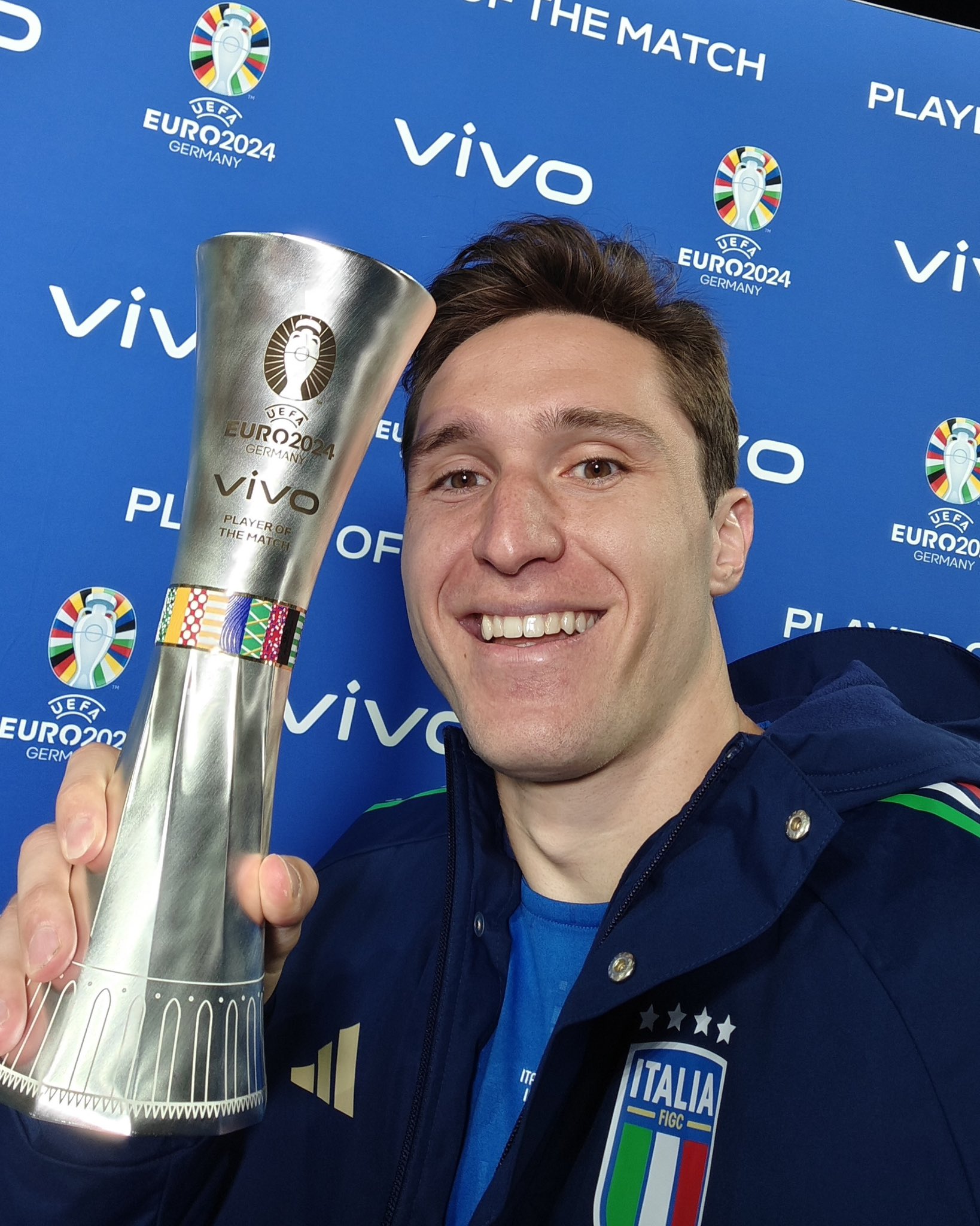 Fede Chiesa con el trofeo MVP tras la victoria sobre Albania. Fuente: Twitter oficial de la selección italiana