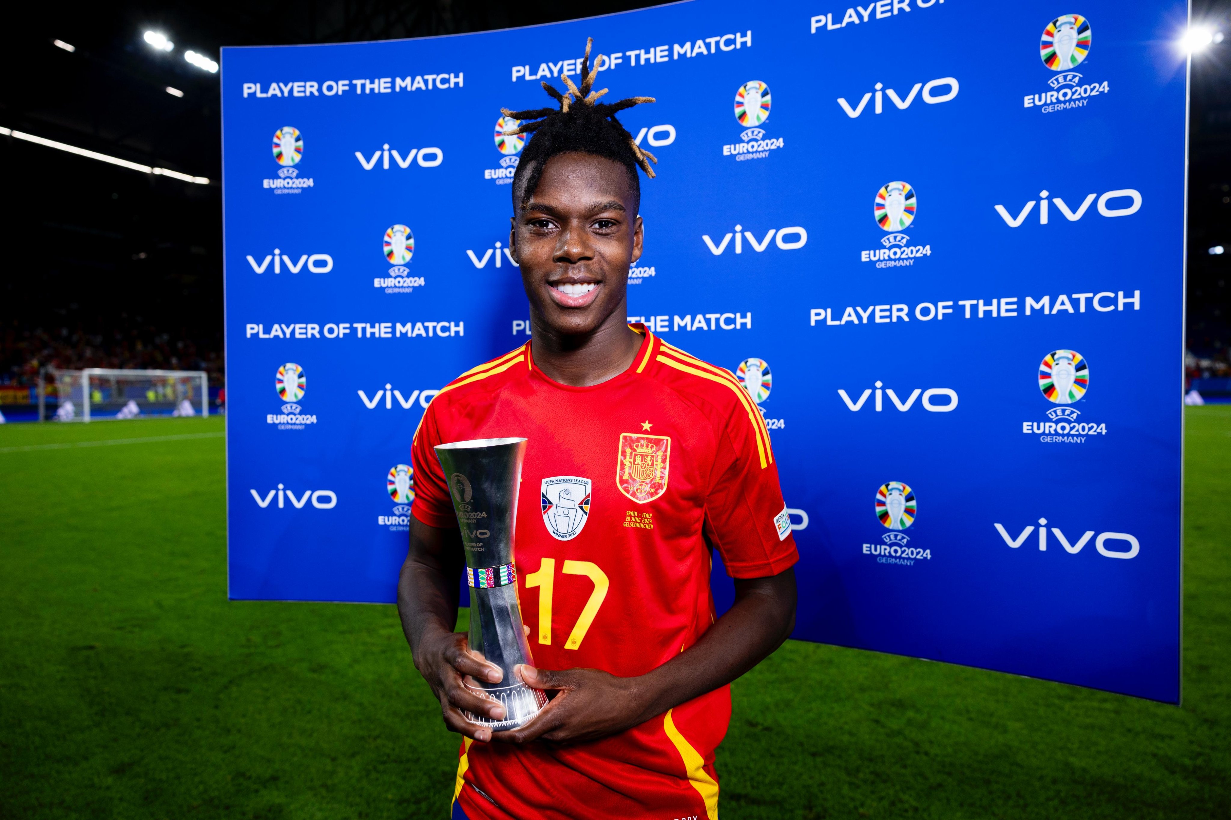 Nico Williams tras ser galardonado con el MVP del partido, donde dio una auténtica exhibición. Fuente: Twitter oficial SEfútbol