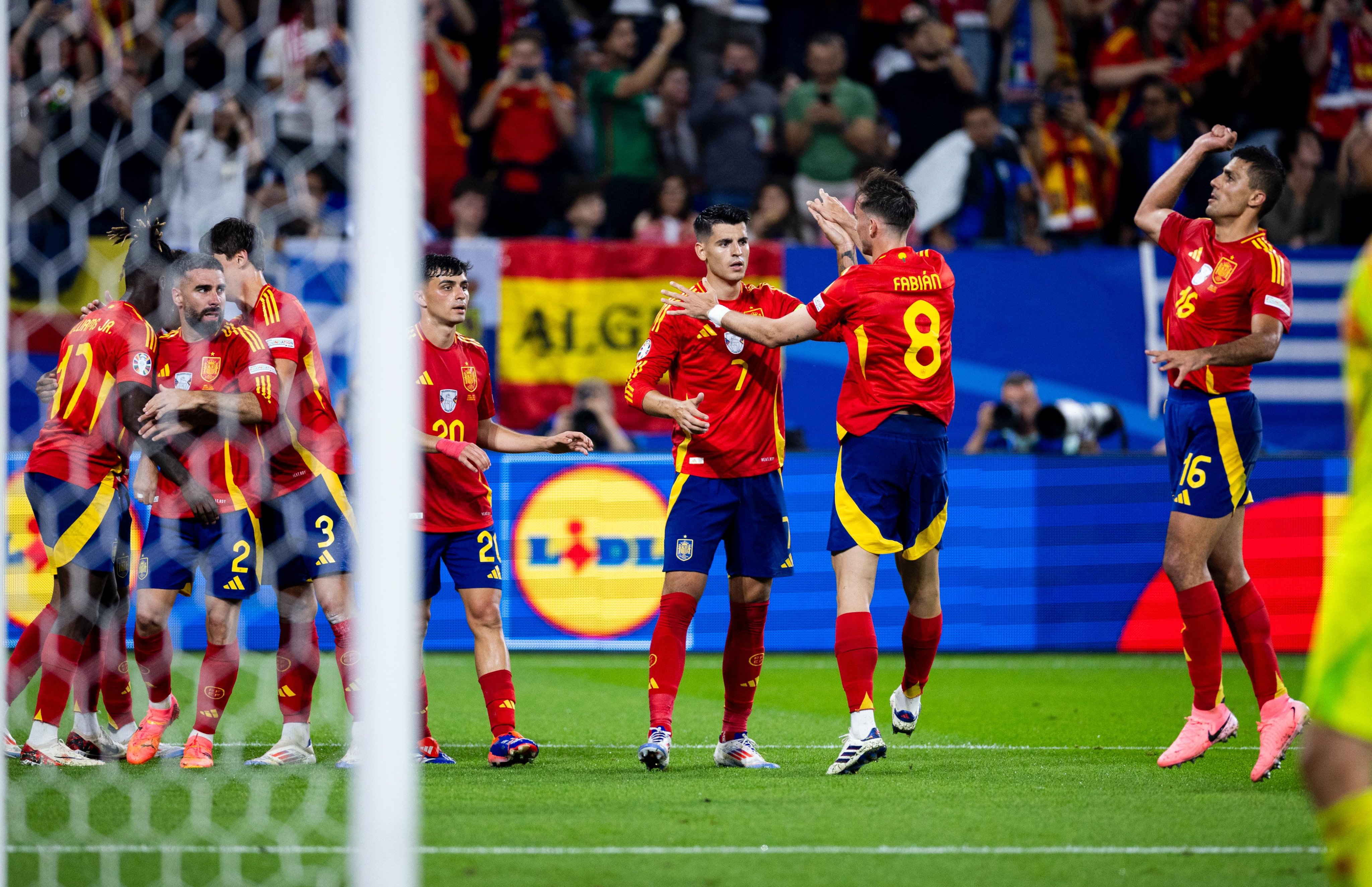 Los jugadores de la selección española celebran el 1-0. Fuente: Twitter oficial SEfútbol