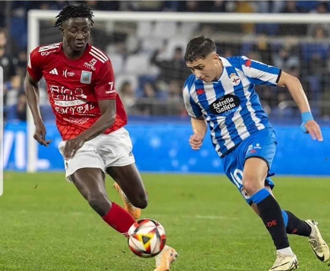 Boubacar Keita disputa un balón contra Yeremay, futbolista del Deportivo de la Coruña, en un partido de esta temporada. Fuente: Instagram personal de Boubacar Keita
