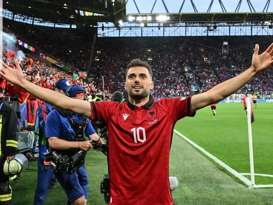 Bajrami tras anotar el primer gol de Albania en la Eurocopa contra Italia. Fuente: Instagram personal de la selección de Albania