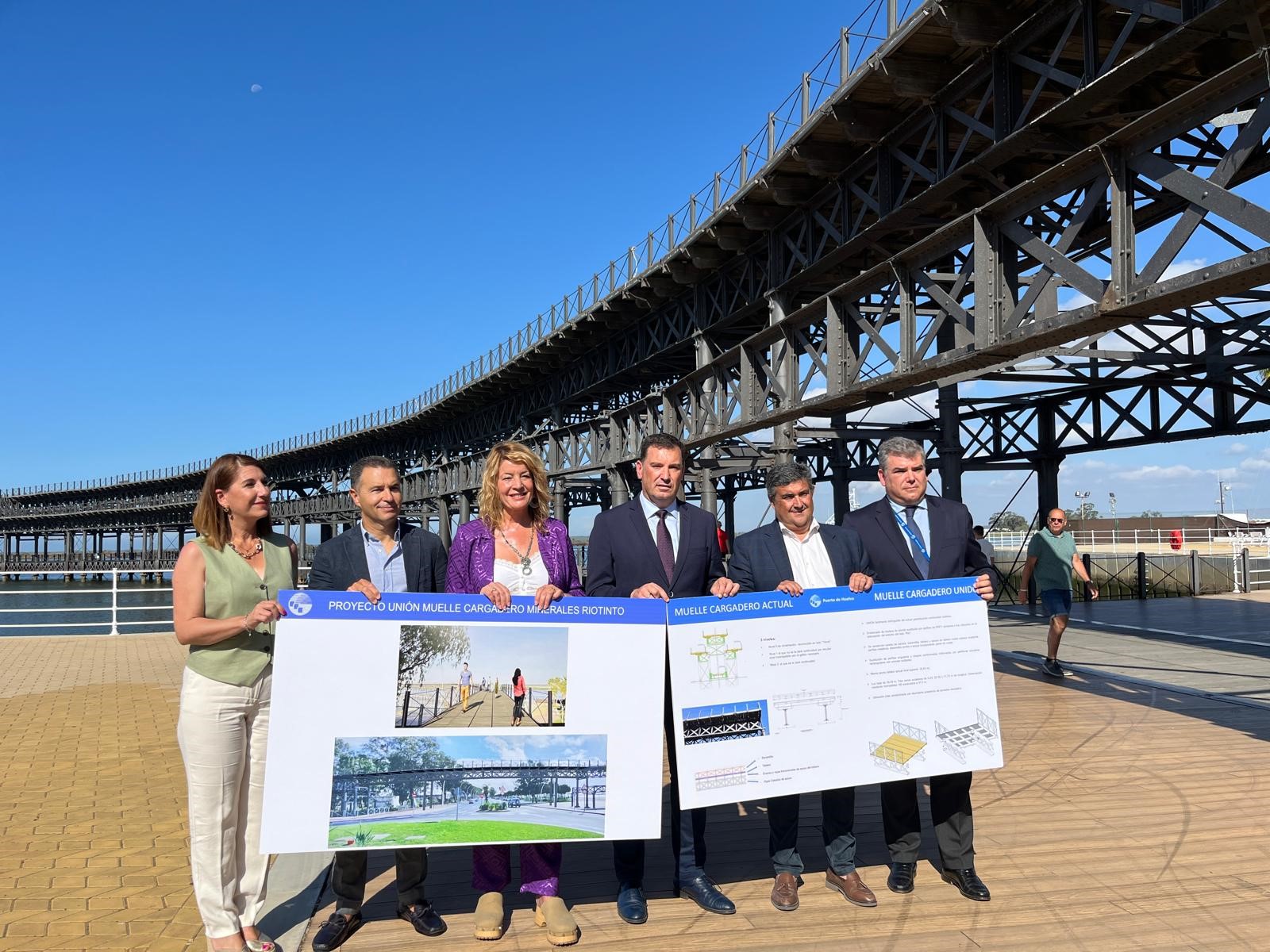 Representantes de la capital y de la administración andaluza junto al presidente del Puerto de Huelva.