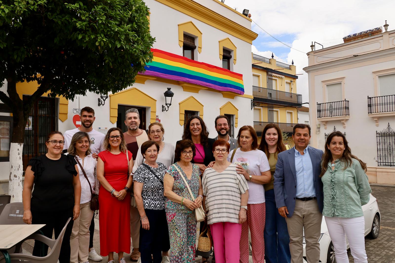 López, con mujeres de Beas que han confeccionado la bandera