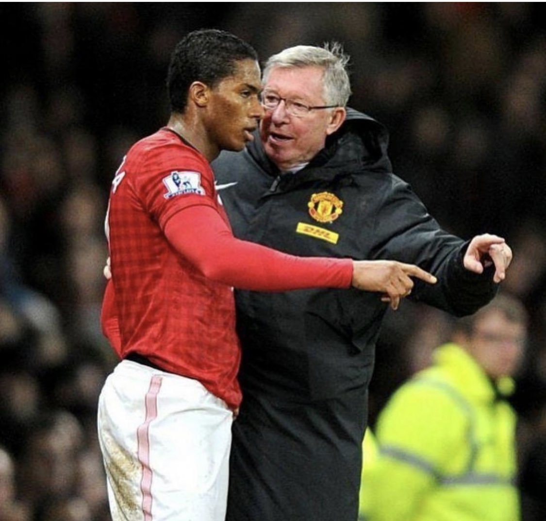 Antonio Valencia durante su etapa en el Manchester United junto al mítico entrenador, sir Alex Ferguson. Fuente: Twitter oficial de Antonio Valencia