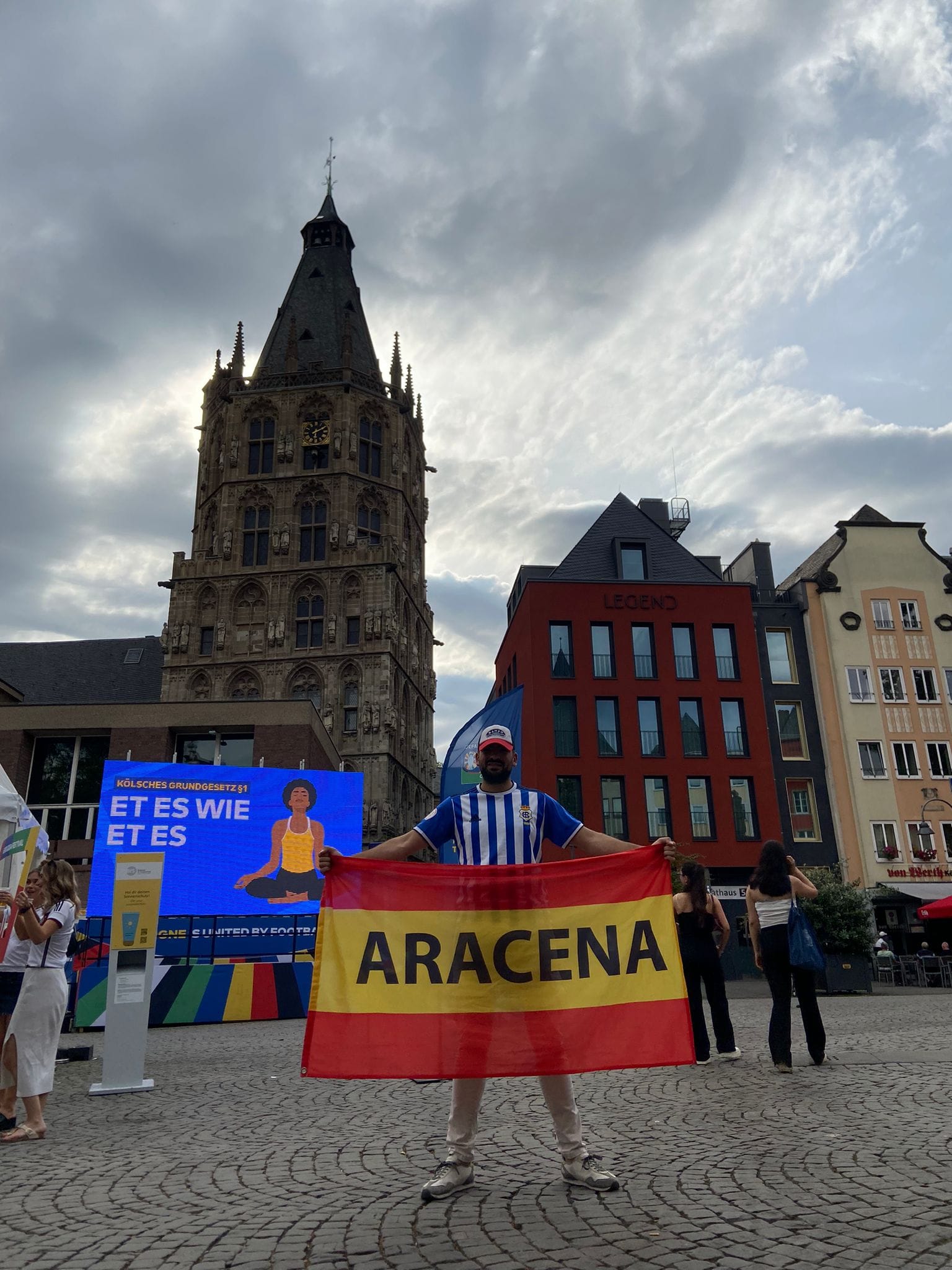 Uno de los vecinos de Aracena por tierras alemanas con la camiseta del Recre y una bandera española con el nombre del municipio onubense. Fuente: Juan Moya Rufino