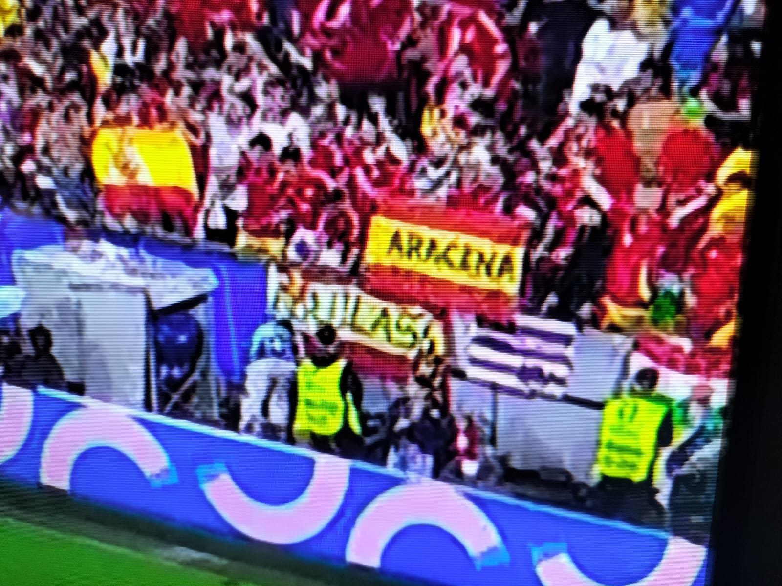 Las cámaras de la televisión captaron a estos aficionados onubenses. Fuente: Facebook de José Moya Rufino