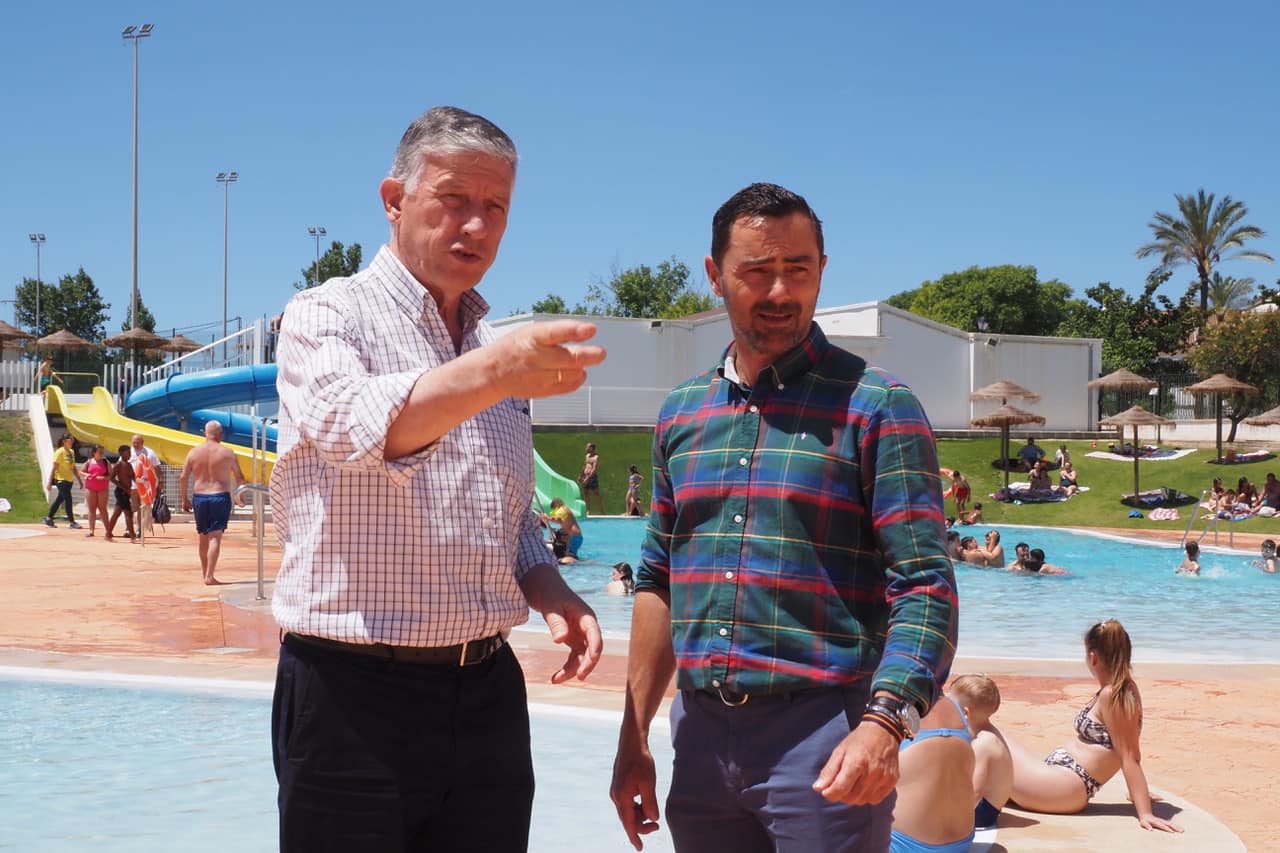 Visita del alcalde de Palos, Carmelo Romero, junto al concejal de Deportes.