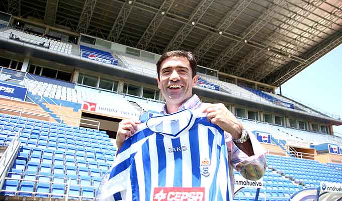 Marcelino García Toral durante su presentación en el 2005 con el Recreativo de Huelva. Fuente: Blog personal de Marcelino García Toral