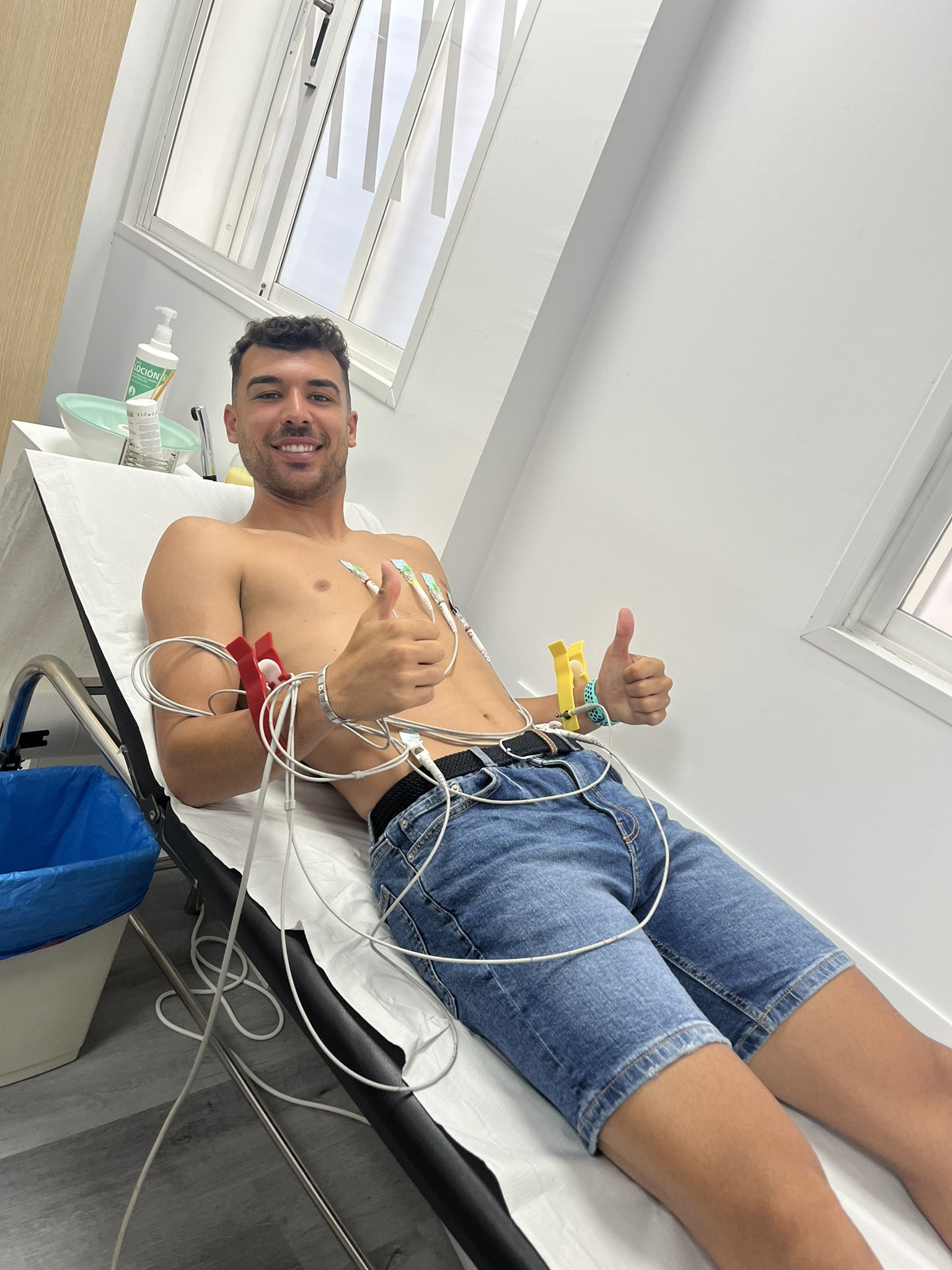 Rubén Serrano, sonrisa y pulgares hacia arriba durante el reconocimiento médico. Fuente: Guillermo Aceituno