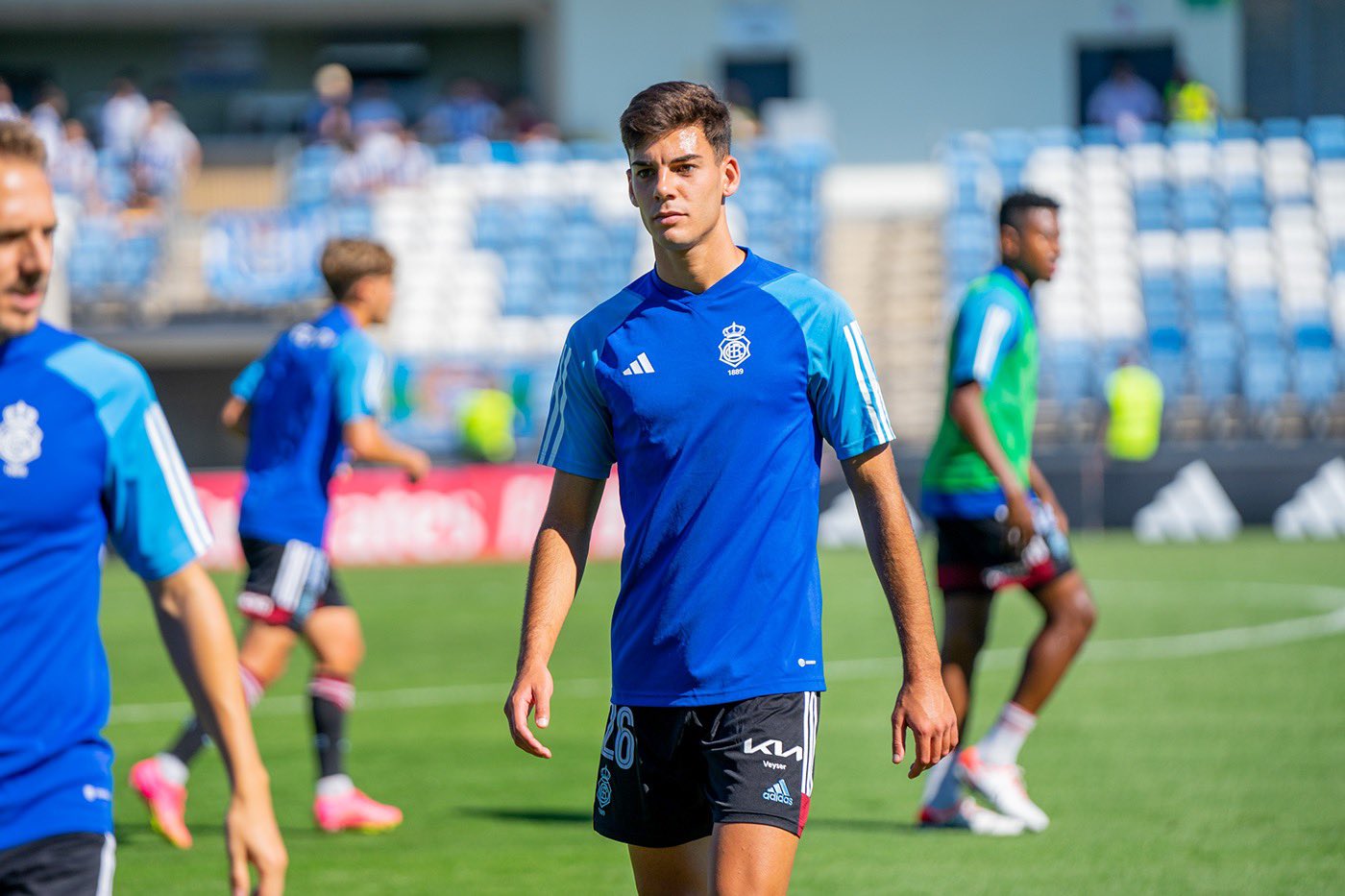 Ale Santos durante el calentamiento en Valdebebas previo al encuentro que enfrentó al Recre con el Castilla esta temporada. Fuente: Twitter personal de Ale Santos