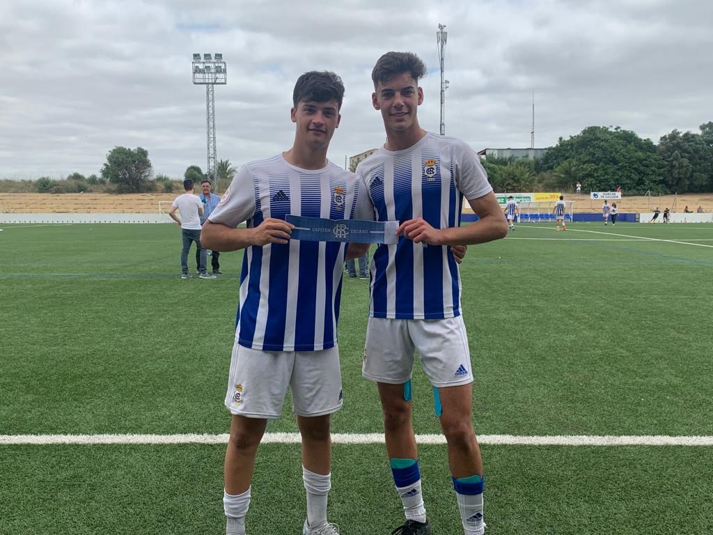 Ale Santos durante un partido en la cantera del Decano junto a su compañero Manu Picón, actual jugador del Utrera. Fuente: Twitter personal de Ale Santos