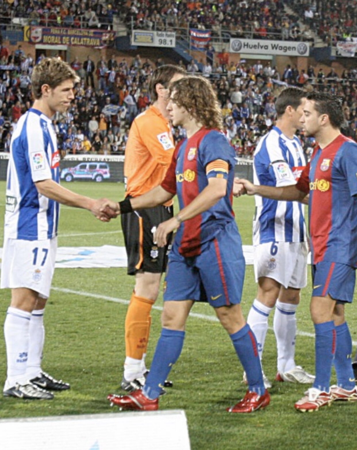 Rafa Barber saludando a Carles Puyol en un partido entre el Decano y el Barça de la 2006-07. Fuente: Twitter de Rafa Barber