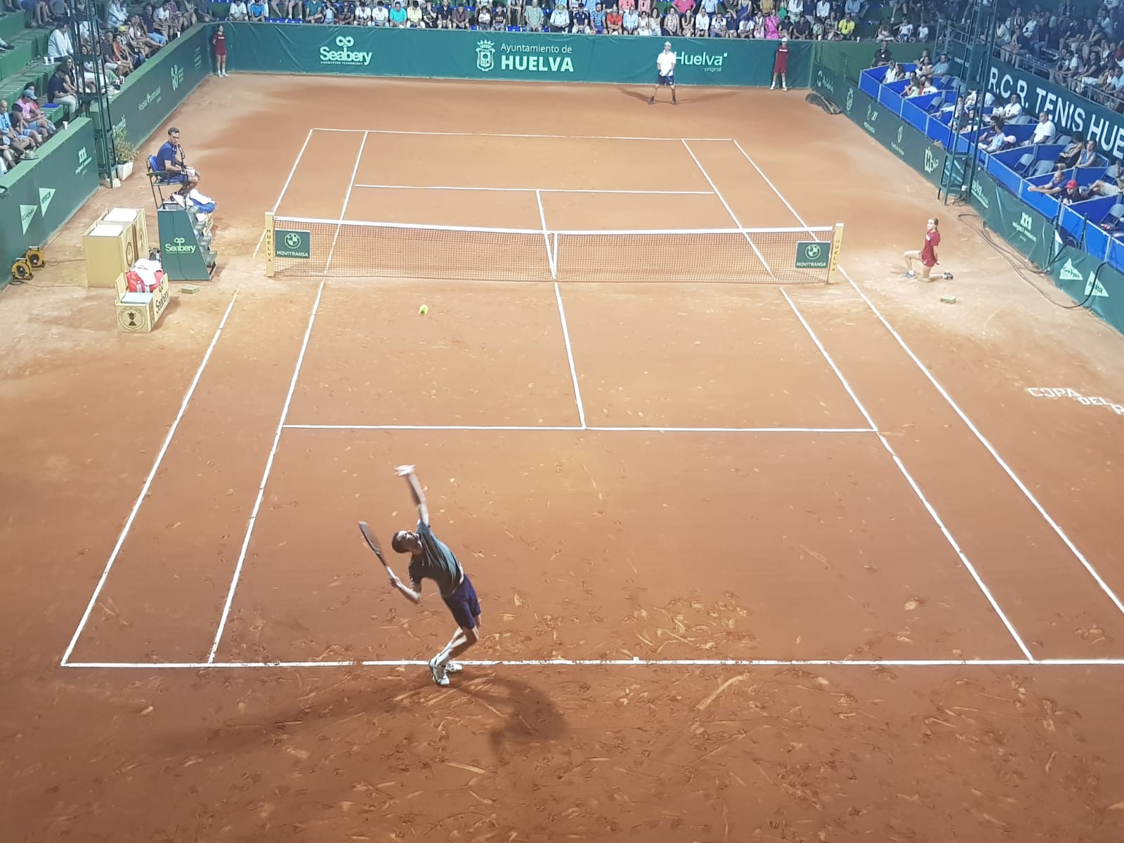 Pedro Martínez en el momento de un saque en el segundo set. Fuente: Yerai Valles