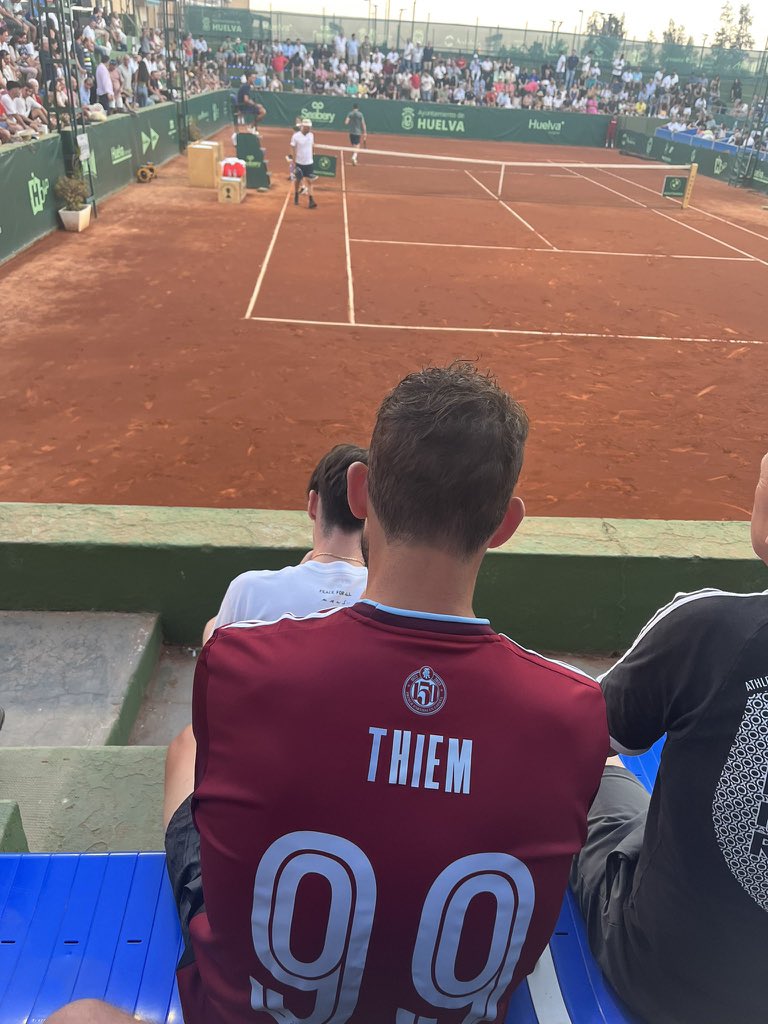 Dominic Thiem con la camiseta del Recre viendo la segunda de las semis de ayer. Fuente: Twitter de Guillermo Aceituno