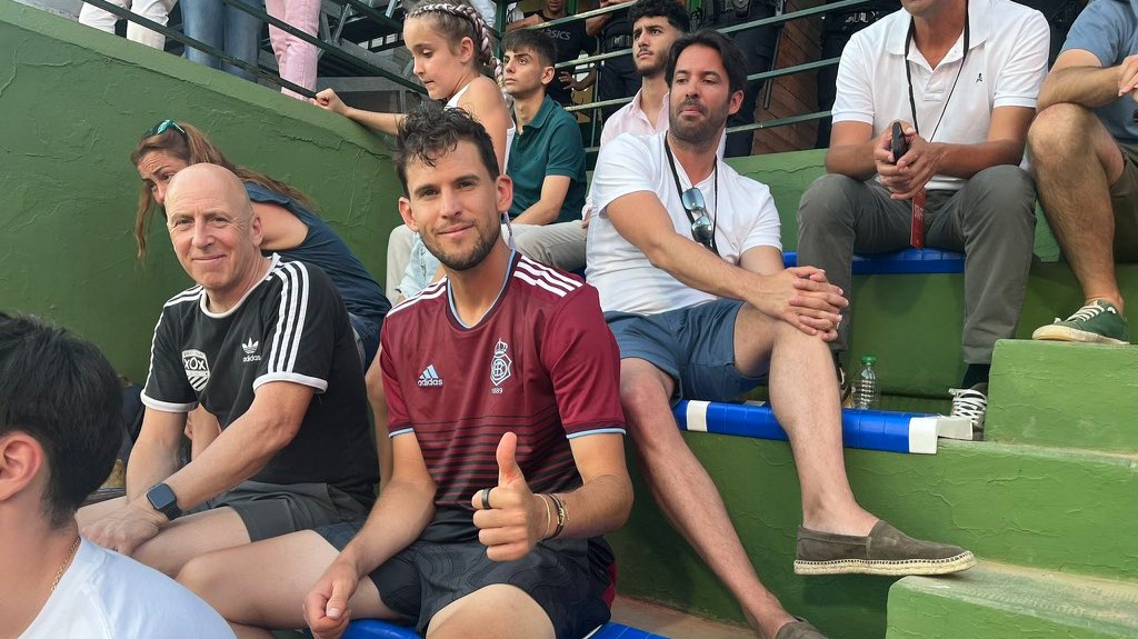 Dominic Thiem un recreativista más en las gradas del Real Club Recreativo de Tenis de Huelva. Fuente: Twitter de Guillermo Aceituno