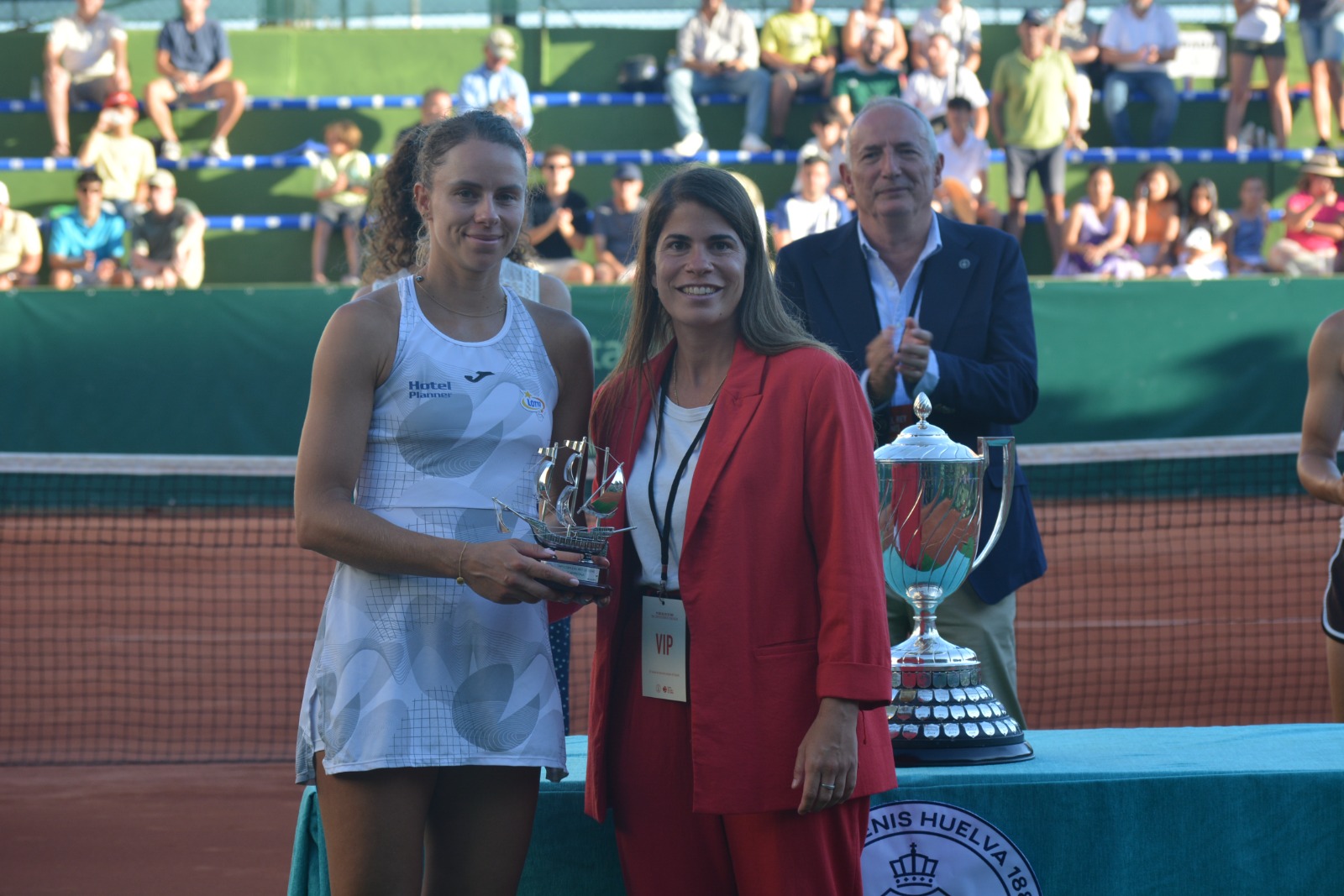 Magda Linette recibió la Carabela de Plata. Fuente: AMV