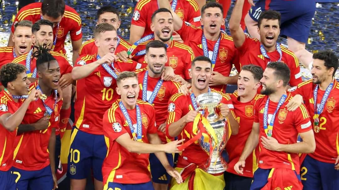 La selección celebra la consecución del trofeo. Fuente: Facebook Pablo Pineda Ortega