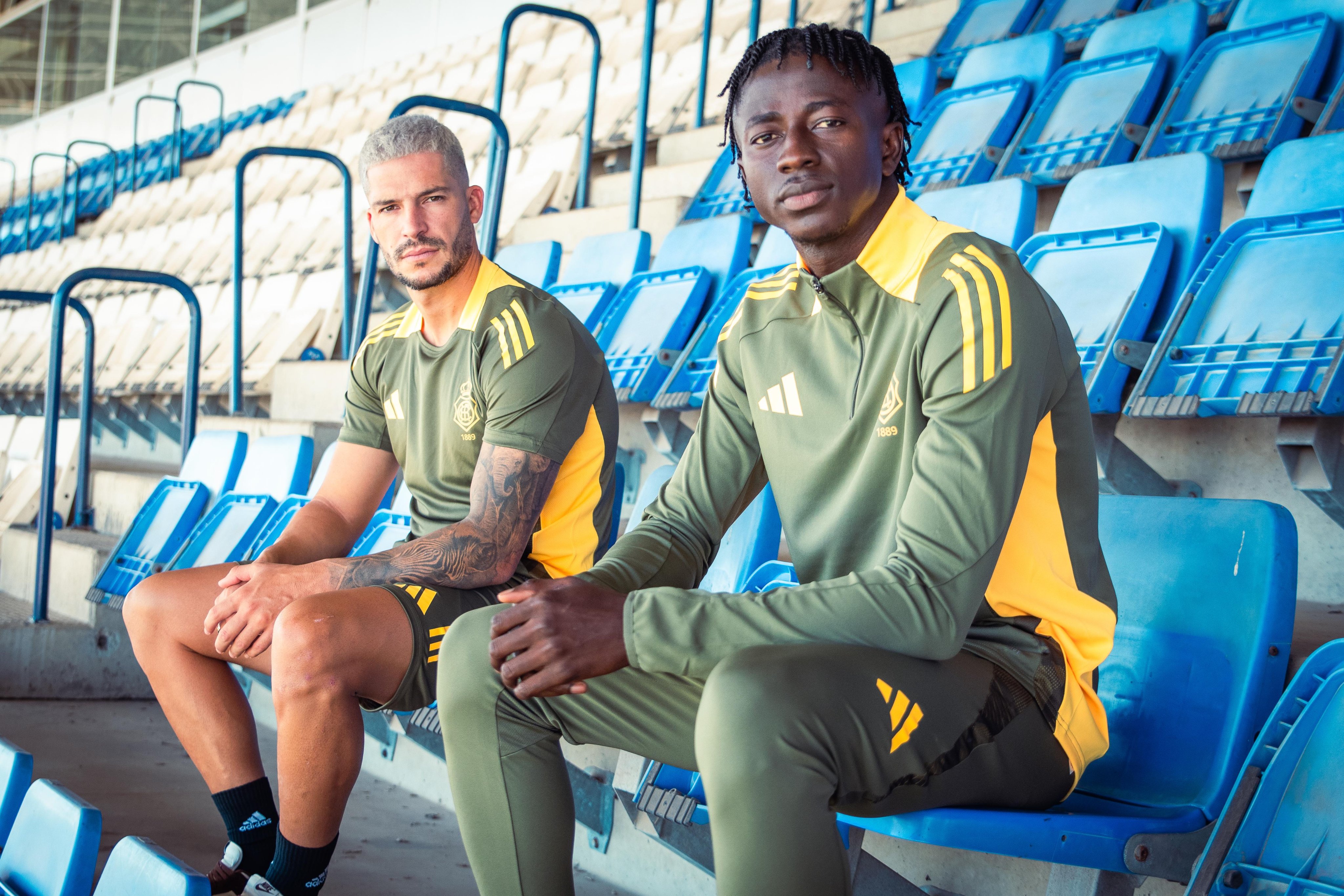 Caye Quintana y Boubacar Keita posan con las nuevas equipaciones. Fuente: Twitter del Recreativo de Huelva