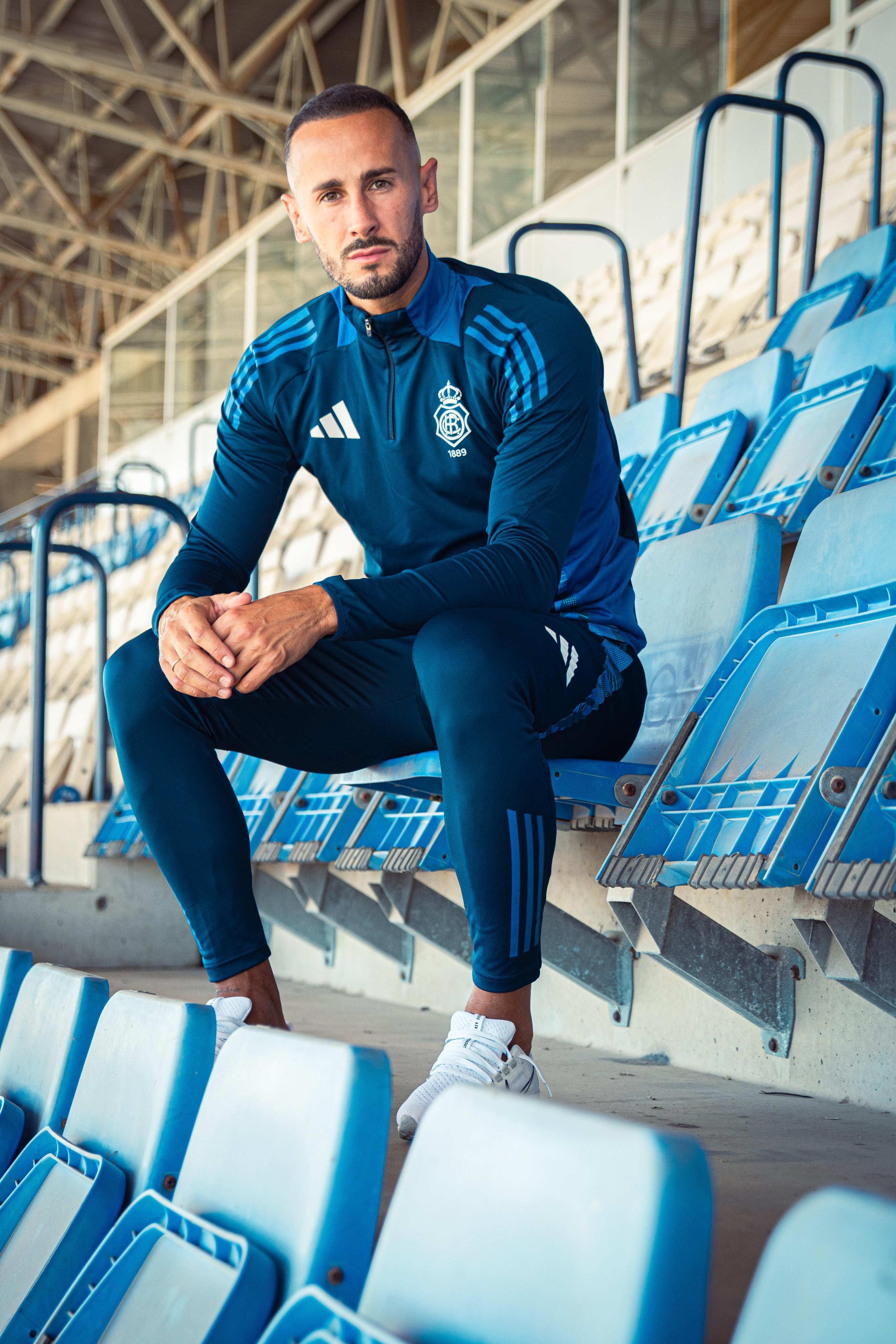Alejandro Gálvez posa con el nuevo chándal del Recre. Fuente: Twitter del Recreativo de Huelva