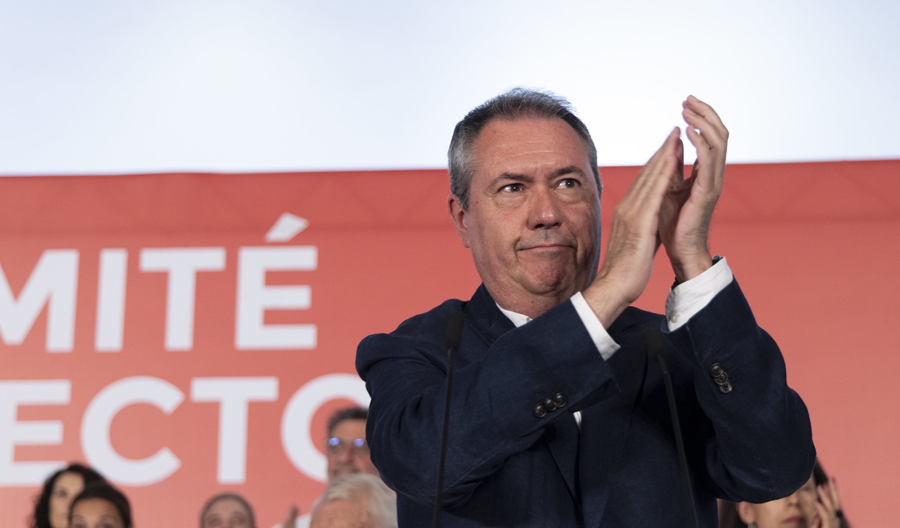Espadas aplaude durante el comité director