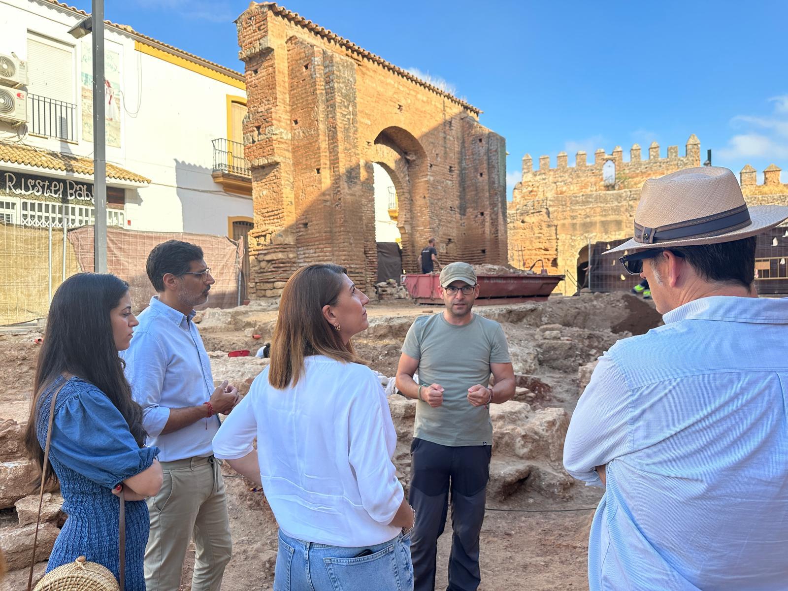 Herrera conversa con los responsables de las obras