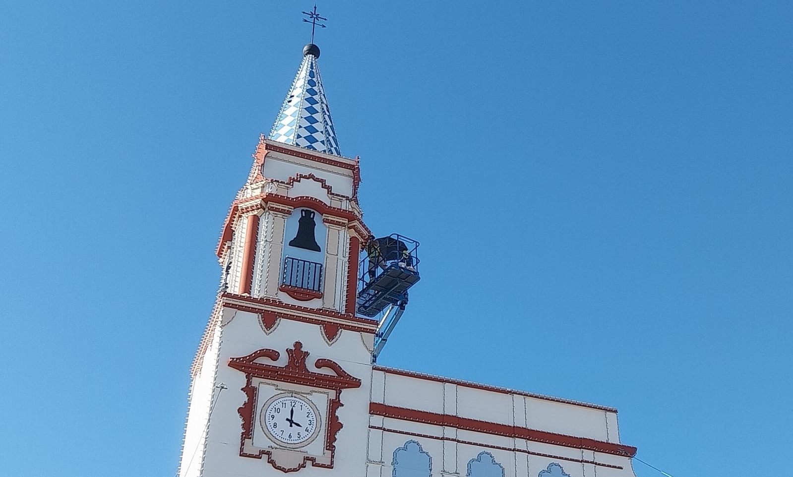 Operario en los retoques finales a la portada de las Colombinas
