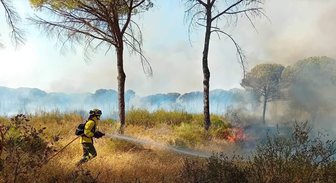 Un bombero en la extinción del incendio de Cartaya