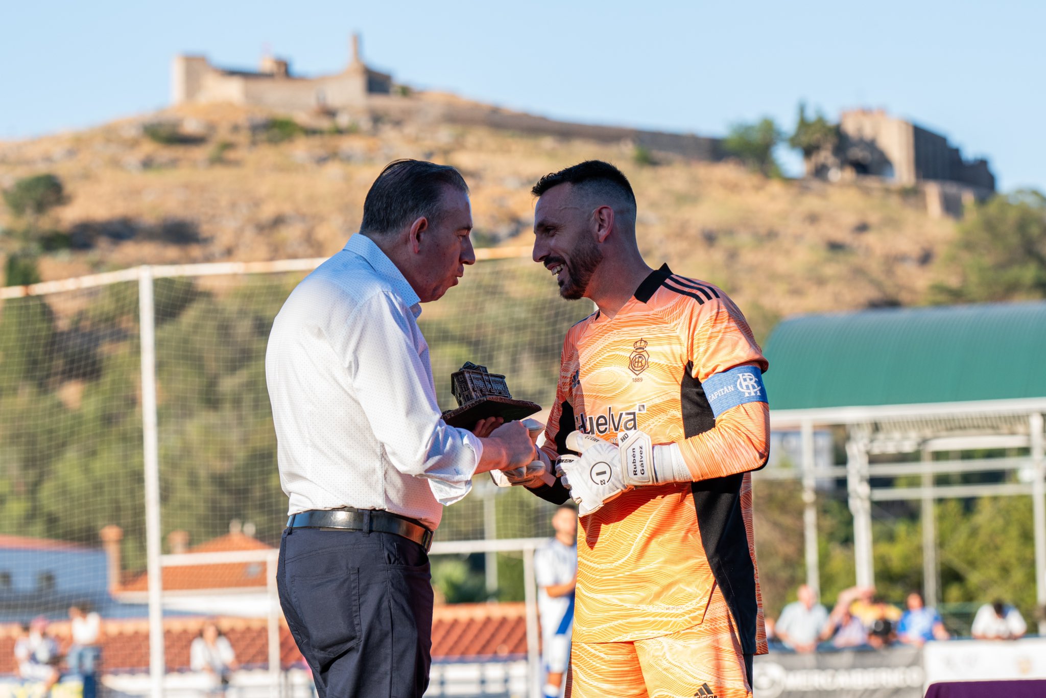 Rubén Gálvez tuvo un encuentro cargado de emociones. Fuente: Twitter Recreativo de Huelva