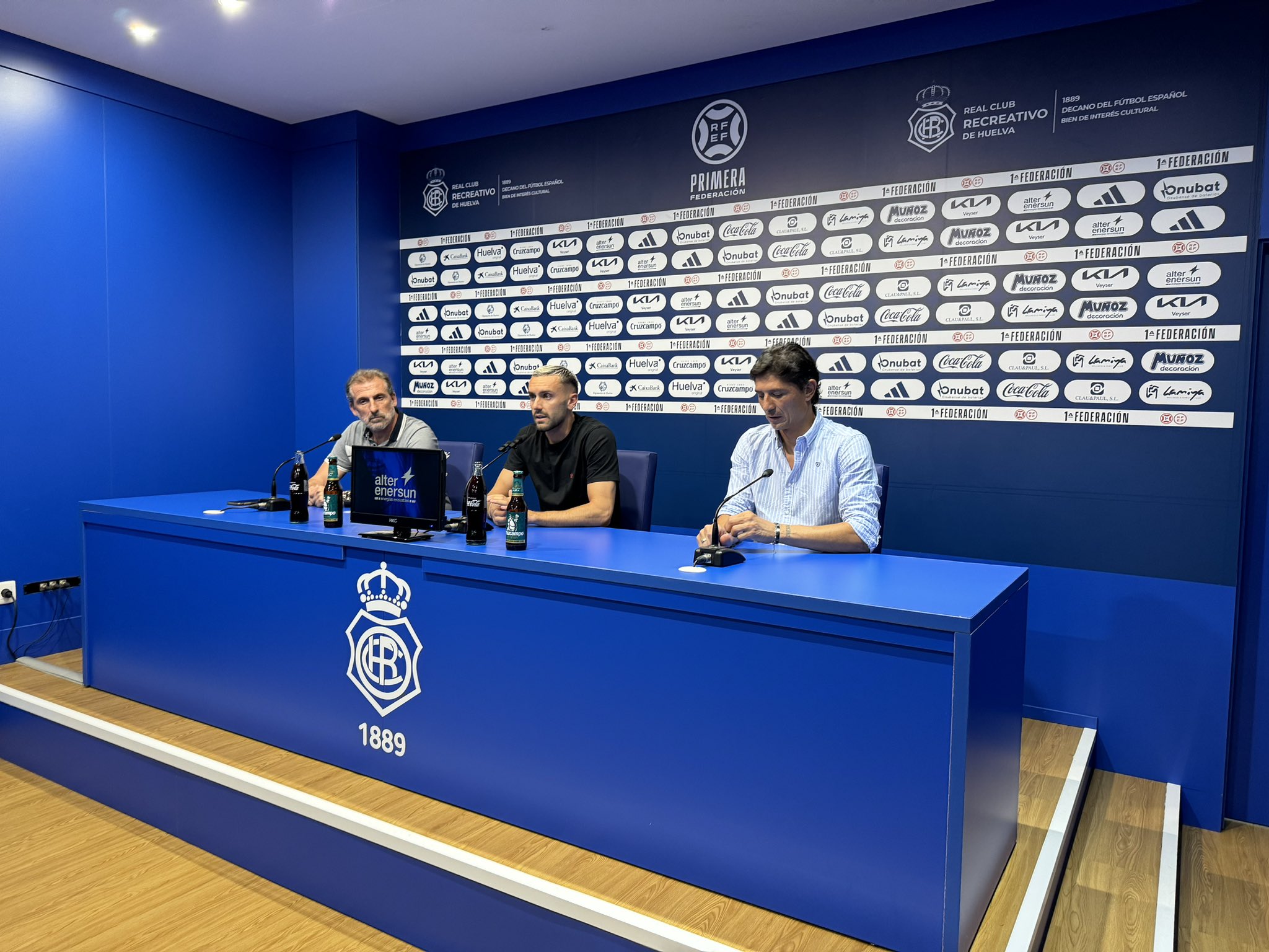 Alberto López en la rueda de prensa junto a Óscar Arias y Jesús Vázquez