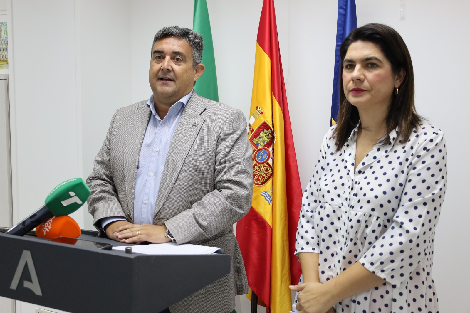 El delegado de la Junta en Huelva junto a la delegada territorial.