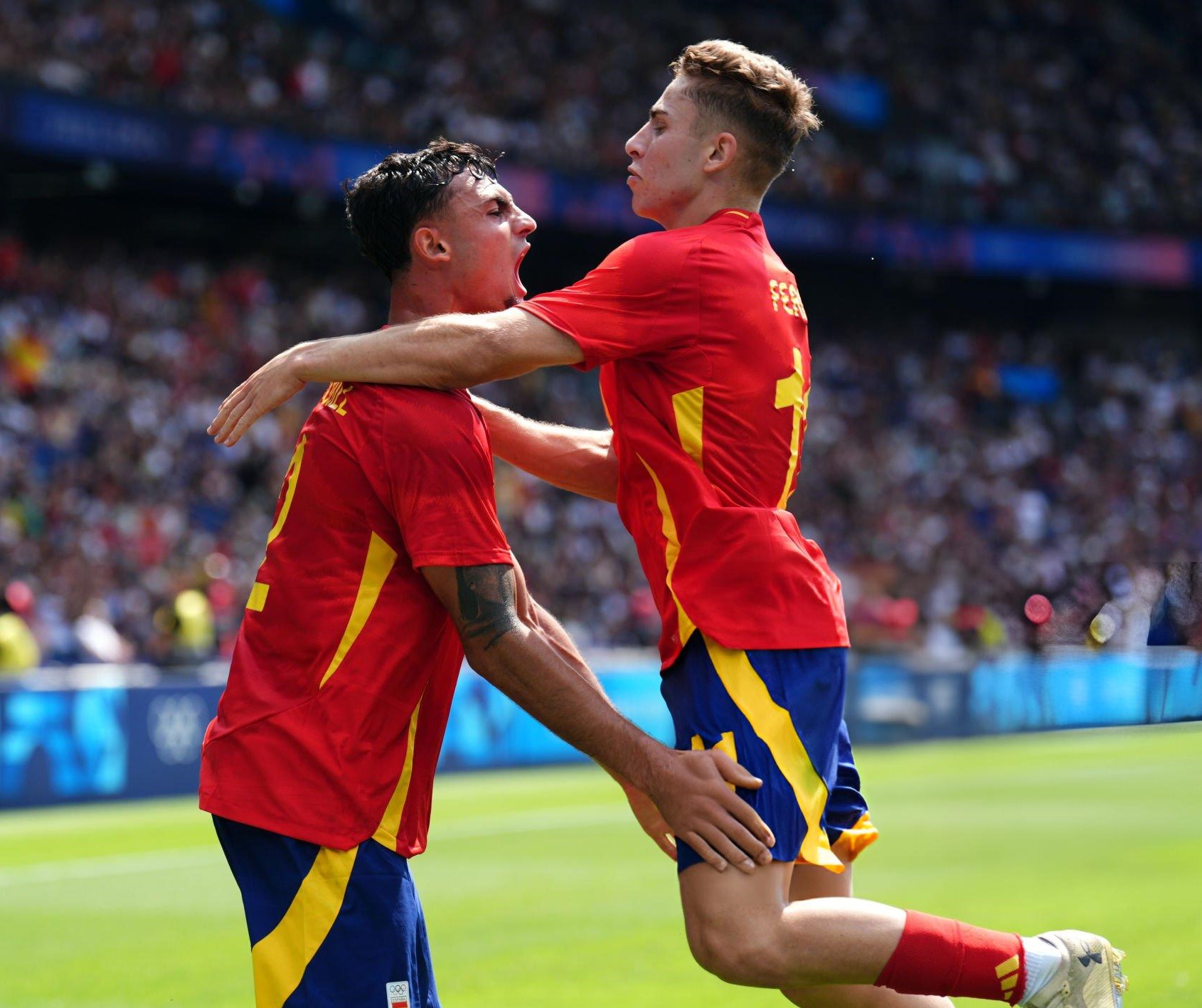El campillero celebra el primer gol anotado por España en el torneo, obra de Marc Pubill, también en imagen. Fuente: Twitter Fermín López