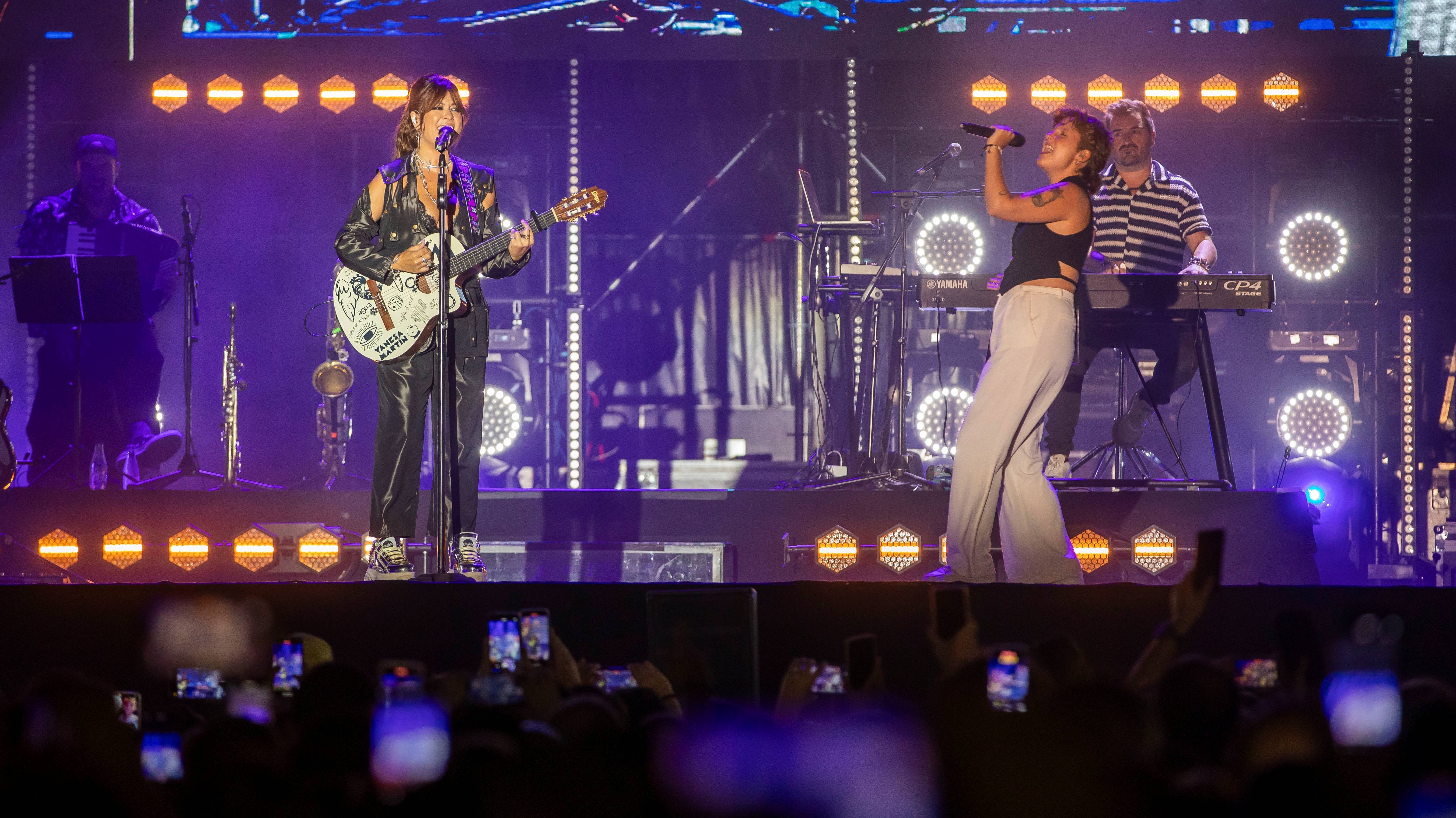 Vanesa Martín cantando junto a la onubense Lucía Moreno